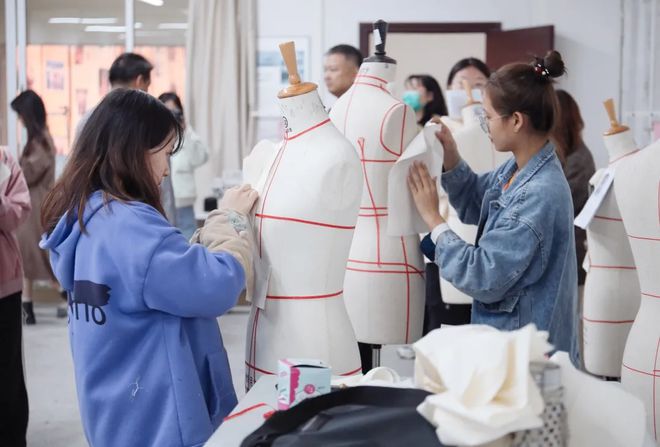 策划服装大学生品牌选择_大学生服装品牌策划_策划服装大学生品牌推荐